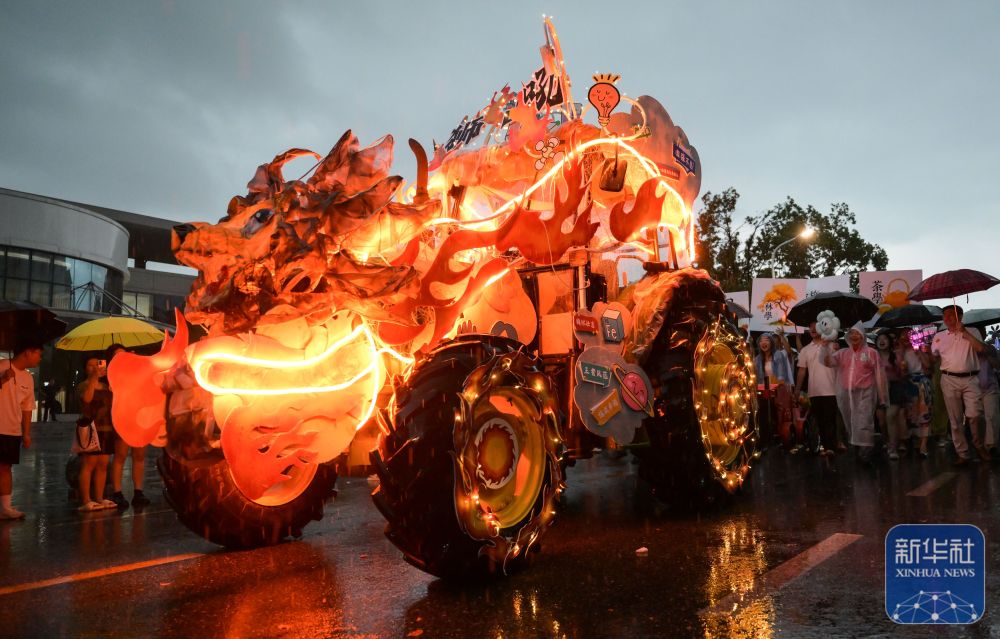 6月21日，农机花车队伍在jdb电子游戏官方网站校园里冒雨巡游。4